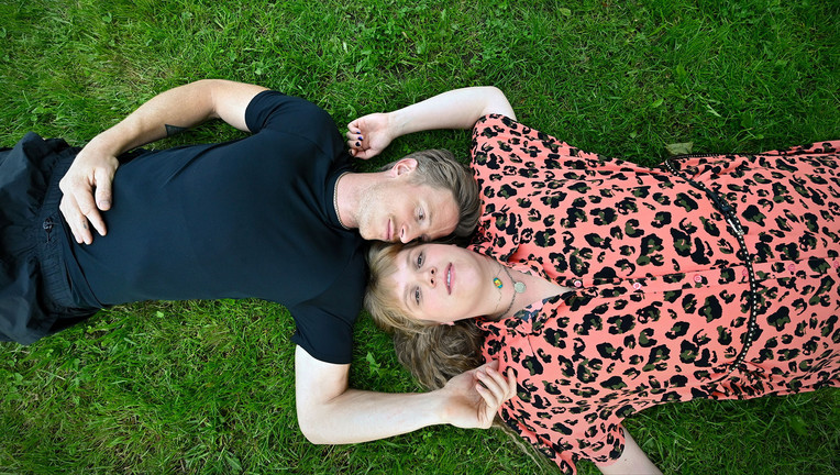 Obwohl Pflanzen-Expertin Jenny Fromm (Stefanie Reinsperger, r.) und Fitness-Influencer Timo Neuwirth (Golo Euler, l.) aus unterschiedlichen Welten kommen, finden sie auf überraschende Weise zueinander.
ZDF/ Christiane Pausch