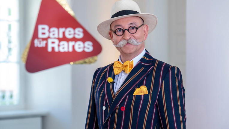 Horst Lichter, Moderator der Trödelshow, vor dem Logo der ZDF-Sendung "Bares für Rares" - fotografiert von Sascha Baumann/ Copyright: ZDF/Sascha Baumann
