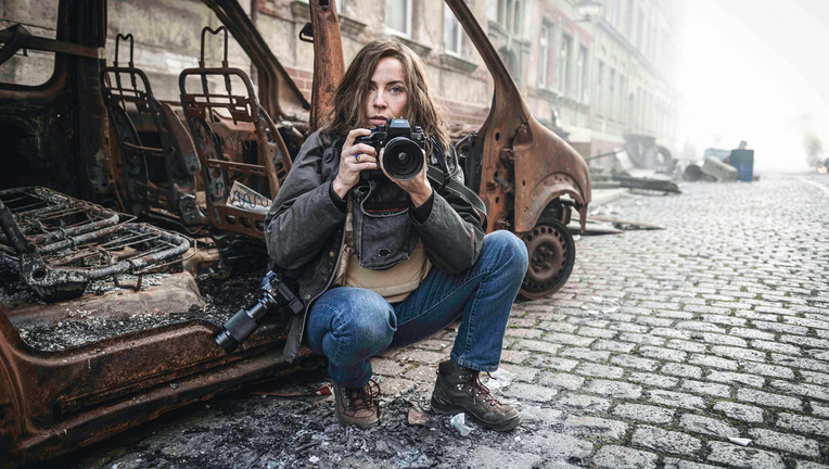 Bildunterschrift: Die Fotografin Anja Niedringhaus (Antje Traue) während der Belagerung von Sarajevo. 
Copyright:	ZDF/Ishka Michocka
