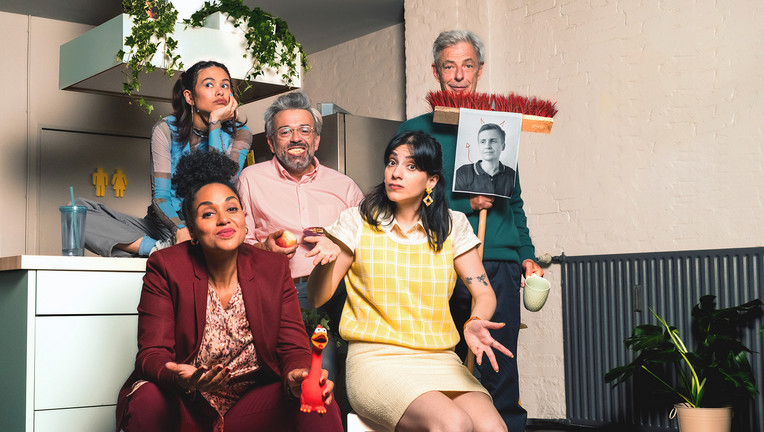 BU: Das Team der Beratungsfirma Knigge: Gründer Jürgen (Rolf Berg, r.), seine Enkelin Zoé (Vanessa Velemir Diaz, l. h.), Jürgens Erbe und Zoés Vater Andreas (Alexander Wipprecht, m.), Geschäftsführerin Steffi (Vanessa Rottenburg, l. v.), Beraterin Carla (Zeynep Bozbay, r. v.) und Büronachbar Florian (Till Reiners, Foto, r.)

Copyright: ZDF/Always On Production GmbH