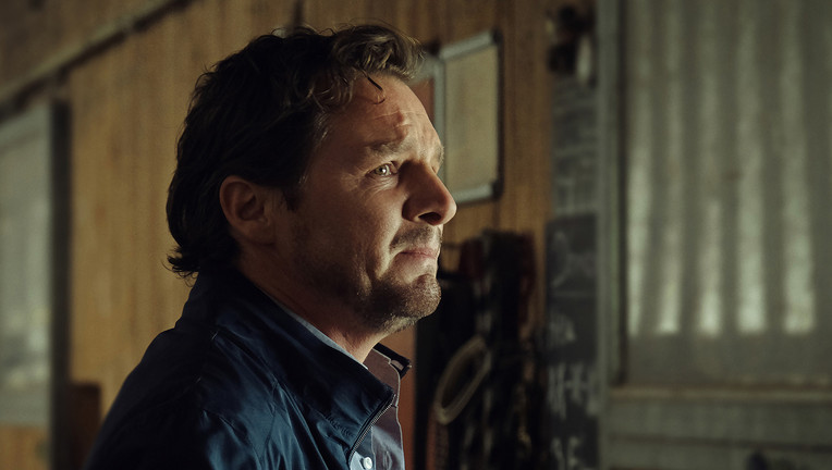 Frank Lechner (Felix Klare) ist verzweifelt. Er kann sein Kindheitstrauma nicht überwinden, weil niemand die von ihm gemachten Vorwürfe gegen seinen ehemaligen Fußballtrainer unterstützen will.
ZDF/Gabi Faber / Rat Pack Filmproduktion GmbH