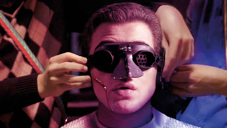 Adem (Valon Krasniqi) wird für seine erste Mensur von seinen Kameraden eingekleidet.
ZDF/U5 Filmproduktion GmbH & Co. KG