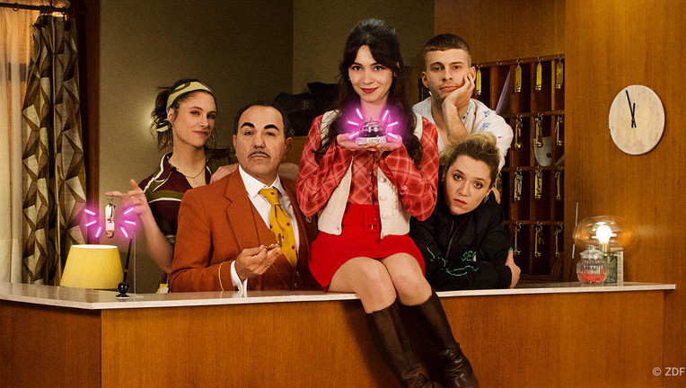 Franca (Mariananda Schempp), Charles (Adnan Maral), Millie (Tamara Romera Ginés), Rafael (Ben Felipe), Adriana (Stella Goritzki).
ZDF/ Frank Dicks
