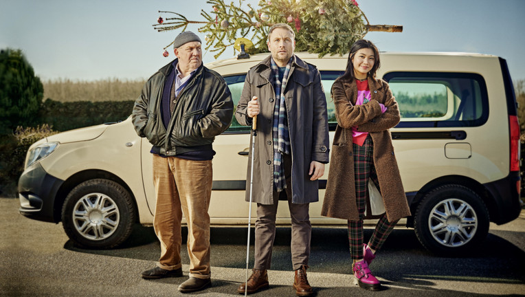 Gehen auf einen weihnachtlichen Roadtrip, Liebe inklusive: v.l.: Axel Parschke (Dietmar Bär), Jan Olsmer (Max Riemelt) und Linh Nguyen (Nhung Hong). / Nutzung des Bildes nur in Verbindung mit der Sendung inkl. Social Media
Copyright: ZDF/Felix Abraham