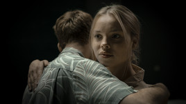 Copyright: ZDF/Kirstin Schmitt - Lucy (Lea Zoe Voss) umarmt Max (Leonard Scheicher)