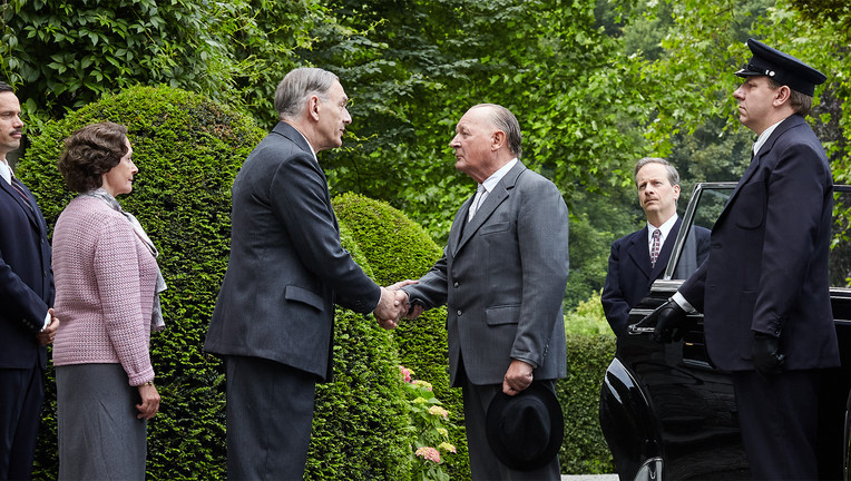 14. September 1958: Bundeskanzler Konrad Adenauer (Burghart Klaußner, 2.v.r.) und Ministerpräsident Charles de Gaulle (Jean-Yves Berteloot, M.) begegnen sich zum ersten Mal im beschaulichen Colombey-les-Deux-Églises. 
ZDF/ Nico Neefs