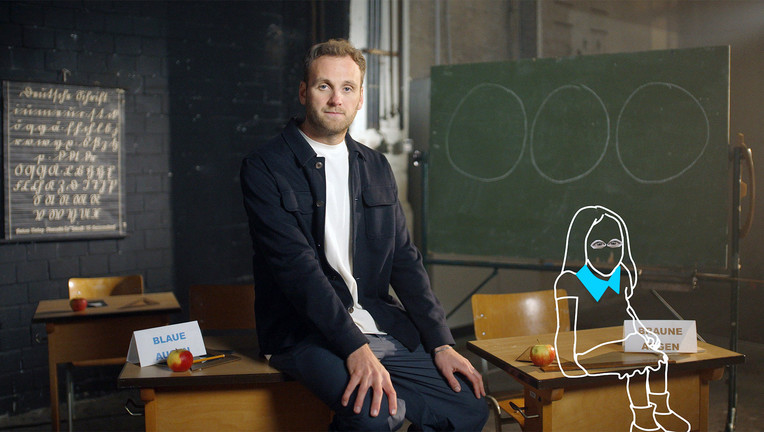 1968 teilt die Lehrerin Jane Elliott ihre Klasse nach Augenfarbe – Blau gegen Braun. Psychologe Leon Windscheid zeigt, warum dieses pädagogische Experiment bis heute fasziniert.
ZDF/Pascal Garbrecht