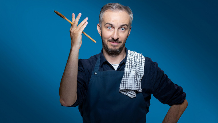 Jan Böhmermann in der neuen Staffel von "Böhmi Brutzelt".
ZDF/Lennart Speer
