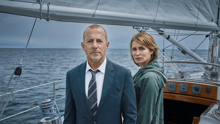 Simon Kessler (Heino Ferch) und Silke Broder (Anja Kling) fahren zusammen mit dem Boot raus. / Nutzung des Bildes nur in Verbindung mit der Sendung inkl. Social Media 
// ZDF/ Thomas Leidig