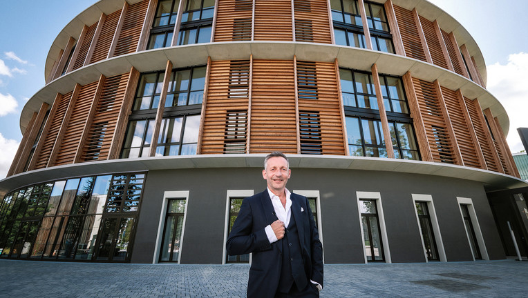 David-Ruben Thies steht vor seinem neuen Krankenhaus. // ZDF/Marcel Krummrich