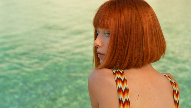 Vinca (Ivanna Sakhno) hat Geheimnisse vor ihren Schulfreunden. // ZDF/FRANCOIS LEFEBVRE 