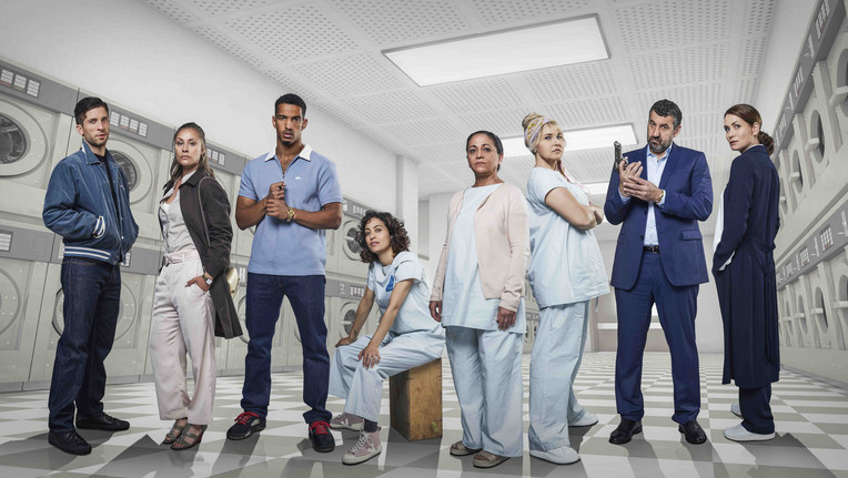 Von links: Zlatko Petrovic (Slavko Popadic), Chantal Freese (Sina Tkotsch),
Omar Abdallah (Karim Ben Mansur), Malaika Abdallah (Sabrina Amali), Haifa Abdallah (Inaam Wali al Battat), Dunja Petrovic (Anica Dobra), Artur Gorki (Raymond Talabay), Alice König (Anja Kling)
ZDF/Thomas Leidig