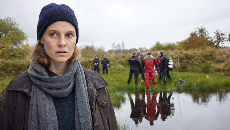 Ermittlungen im Moor: Kommissarin Ann Kathrin Klassen (Picco von Groote) beim Einsatz. / Nutzung des Bildes nur in Verbindung mit der Sendung inkl. Social Media // ZDF/ Sandra Hoever
