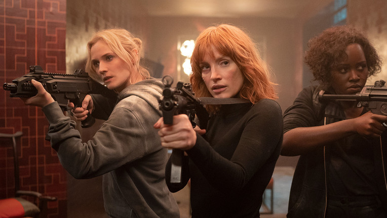 Im Finale müssen die Agentinnen Marie (Diane Kruger, l.), Mace (Jessica Chastain, M.) und Khadijah (Lupita Nyong'o, r.) ein Luxusappartementhaus in Shanghai stürmen.
ZDF/Robert Viglasky/Un