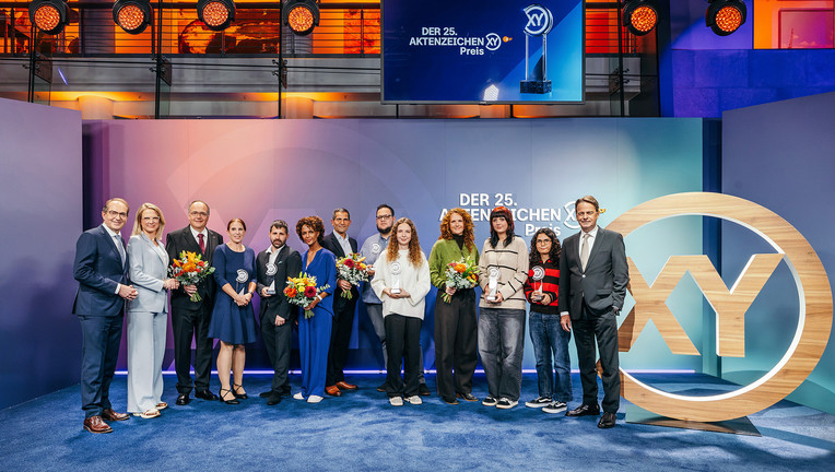 Von links: Alexander Dobrindt, Dr. Nadine Bilke, Dr. Thomas Krull, Dr. Annemarie Krull, Daniel Karstens, Dennenesch Zoudé, Mitri Sirin, Marco Schwarzenberger, Michelle Kuhn, Stella Hinrichs, Valeria Lizenberger, Edanur Karademir, Rudi Cerne.

ZDF/Jens Gyarmaty