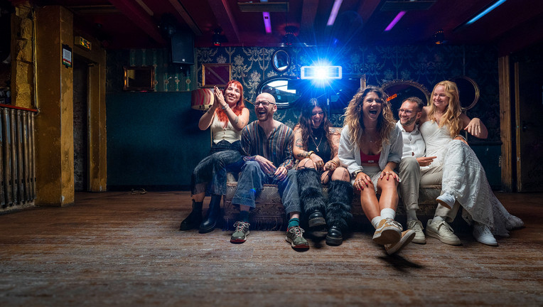 Von links: Janine, "Nine", Emmanuel "Emma", Defne, Yasmin "Yaz", Nico und Josephine "Jo" - Sie leben ihre Sexualität unterschiedlich aus. Bei ihrem Treffen wollen sie herausfinden, wie sie und die Gen Z über Liebe und Beziehungsglück denken.

Copyright: ZDF/Christine Schroeder