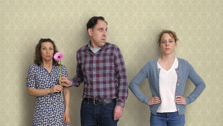 Ralf Frieding (Thomas Loibl) findet Gefallen an Tine (Kathrin von Steinburg, l.), der besten Freundin seiner Frau Annie (Bernadette Heerwagen). Das findet Annie alles andere als lustig.  //  ZDF/Jacqueline Krause-Burberg