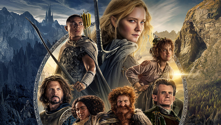 Im zweiten Zeitalter von Mittelerde müssen sie sich gegen die aufziehende Macht Saurons (nicht im Bild) wehren:
Die Elben-Kriegerin Galadriel (Morfydd Clark, oben Mitte), der Wald-Elb Arondir (Ismael Cruz Cordova, l.), Harfüssin Nori (Markella Kavenagh, r.), Elben-Schmied Celebrimbor (Charles Edwards, rechts darunter), Zwergen-Prinz Durin (Owain Arthur, unten Mitte), Durins Frau  Disa (Sophia Nomvete, links unten) und Captain Elendil (Lloyd Owen).
ZDF/ 2022 Amazon Content Services LLC