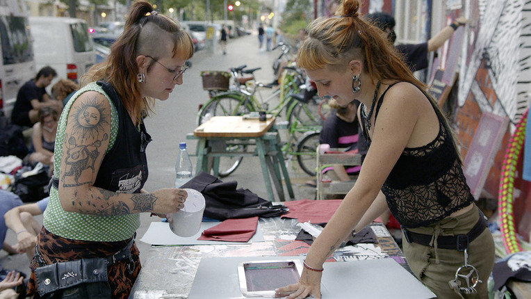 Im Dokumentarfilm "Berlin Utopiekadaver" öffnen sich die Protagonisten und Protagonistinnen und geben seltene Einblicke in ihren Alltag als Mitglieder der linksautonomen Szene.
ZDF/Johannes Thieme