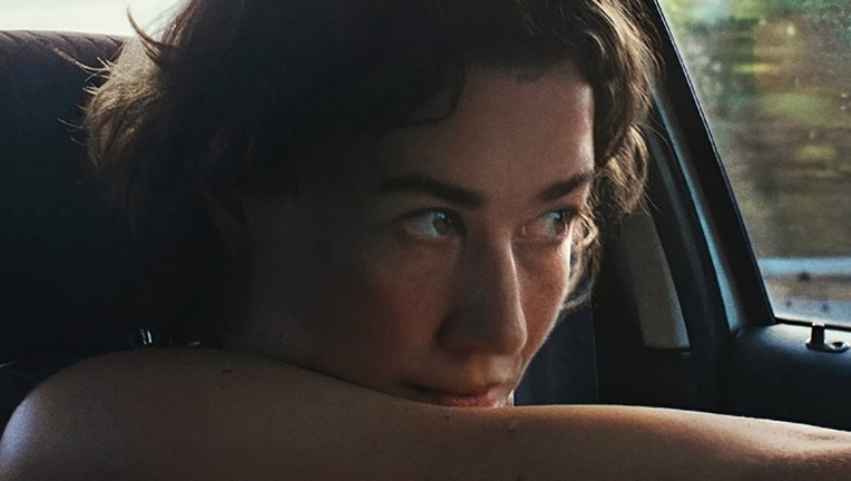 Ivo (Minna Wündrich) ist Palliativpflegerin und besucht ihre Klienten in deren Wohnungen.
ZDF/Adrian Campean