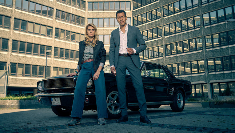 Joseph Kanjaa (Michael Klammer) und Clarissa Jakobs (Samia Chancrin) ermitteln intern.
ZDF/Frank Dicks