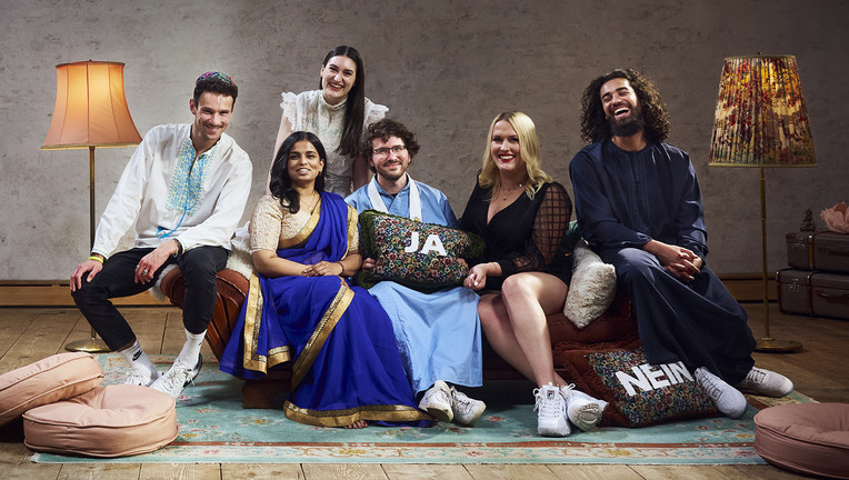 Der Jude Lars, die Hinduistin Sagitha, die Katholikin Gloria, der Buddhist Dharmasara, die Nichtgläubige Josimelonie und der Muslim Omar leben sechs Tage lang zusammen unter einem Dach – kann das gutgehen?
ZDF/Finnegan Koichi Godenschweger