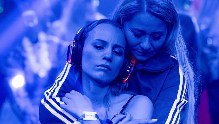 Cille (Flora Ofelia Hofmann Lindahl, l.) und ihre Mutter Nanna (Trine Dyrholm, r.) finden im Rahmen einer Silent Disco im Stillen zueinander zurück.
ZDF/ Heikki Leis