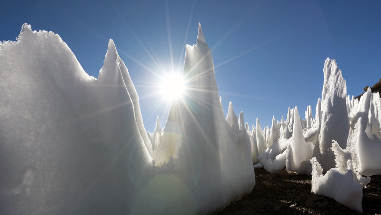 In einer der trockensten Regionen der Welt finden sich ungewöhnliche Eisformationen, von den Einheimischen Penitentes oder Büßereis genannt. Die Form des Eises erinnert an die weißen Kapuzen der sogenannten Büßermönche in Osterprozessionen.
ZDF/NIMIA; The Upthink Lab