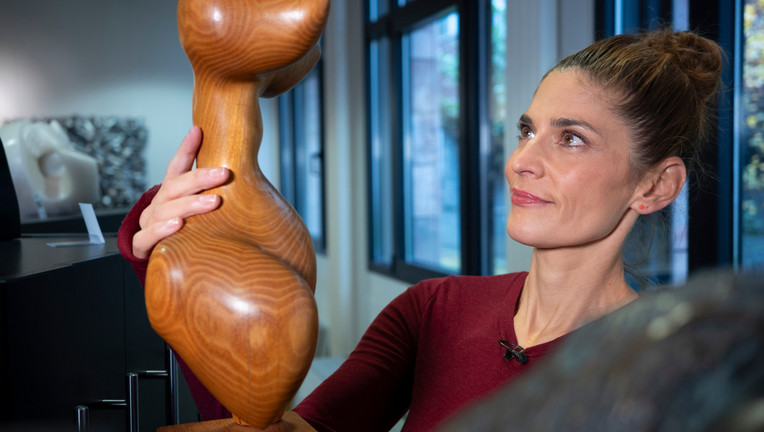 Katty Salié leiht sich in der Dortmunder Artothek Kunst für zu Hause aus.