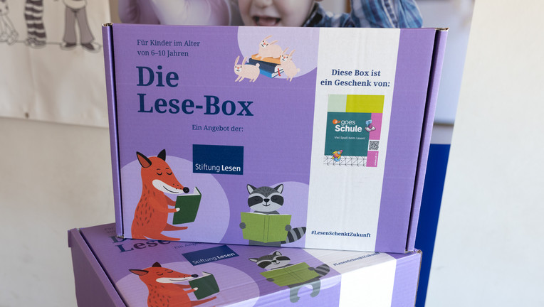 Das ZDF unterstützt gemeinsam mit der Stiftung Lesen Grundschulen mit Förderbedarf in ganz Deutschland mit 100 Lese-Boxen:
Copyright: ZDF/R. Orlowski