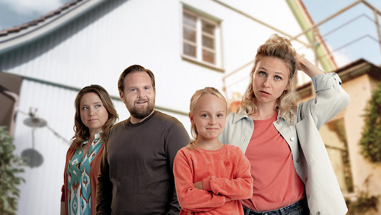 Von links: Natalie (Caroline Maria Frier), Marco Meisner (Axel Stein), Fine Meisner (Maya Gallon), Jule Meisner (Teresa Rizos) // ZDF/Luis Zeno Kuhn