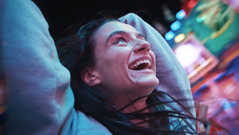 Marie (Laura Balzer) taucht in die berauschende Welt des Jahrmarkts ein. / Nutzung des Bildes nur in Verbindung mit der Sendung inkl. Social Media 
// ZDF/Marvin Schatz
