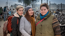 Hilde (Gesine Cukrowski, v.l.), Anne (Simone Thomalla) und Conny (Nadine Wrietz) in Amsterdam. Copyright: ZDF/Boris Laewen