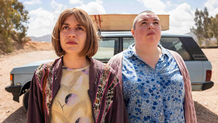 v.l.: Anna (Emma Rotsaert) und Kat (Marjan De Schutter)
ZDF/FBO/Michel Vertongen