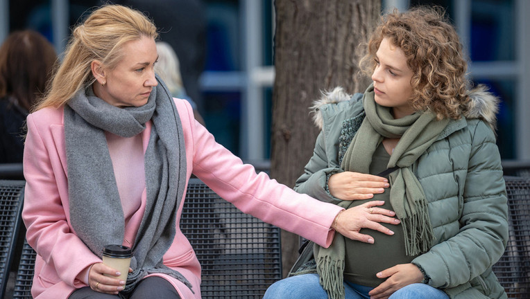 Judith (Lisa Maria Potthoff) ist Oksana (Alina Danko, r.) unendlich dankbar, dass sie ihr Kind austrägt.
ZDF/Alexander Fischerkoesen