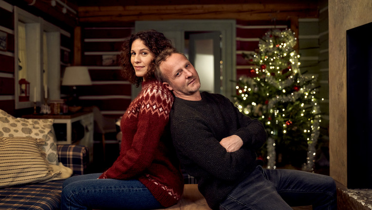 Nicole Golding (Jasmin Gerat) und Martin Kupfer (Maximilian Brückner) führen ein Jahr lang eine unkomplizierte Paarbeziehung, bevor Nicole zur Weihnachtszeit das Bedürfnis verspürt, endlich Martins Teenager-Kinder kennenzulernen. // ZDF/Zuzana Panská