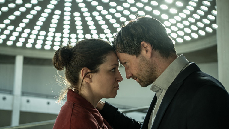 Es ist ein Alptraum für Katharina Tempel (Franziska Hartmann). Volker Tempel (Florian Stetter) zählt in diesem Fall auch zu den Verdächtigen.
ZDF/ Georges Pauly