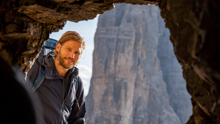 Sebastian Ströbel vor dem Eingang des Weltkiegsstollens Paternkofen./ Nutzung des Bildes nur in Verbindung mit der Sendung inkl. Social Media // ZDF/ Thomas Maerz
