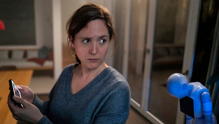 Emma (Emily Cox) ist allein zu Hause, als die Technik im Smart Home der Turguts verrücktspielt.
ZDF/Hardy Brackmann