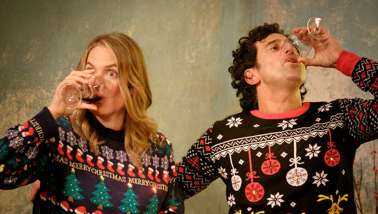 Da hilft nur noch ein Glas Rotwein auf Ex: Karo (Marie Burchard) und Lasse (Serkan Kaya) haben sich mit der Situation arrangiert. Ihre beiden Eltern haben die Gestaltung des Weihnachtsfests erfolgreich übernommen.
ZDF/Nik Konietzny