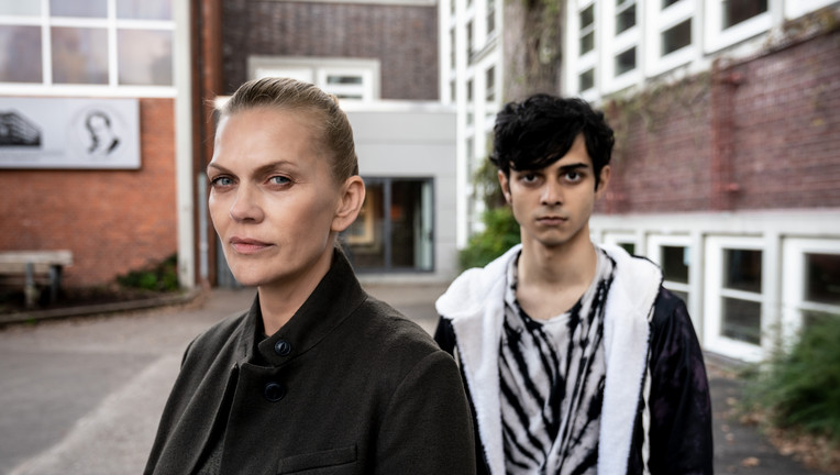 Von links: Helen Dorn (Anna Loos) ,Denniz Burhan (Dominik Ganser) // ZDF/Georges Pauly
