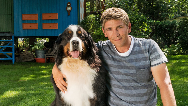 Fritz Fuchs (Guido Hammesfahr) mit seinem Hund Keks vor dem Bauwagen
ZDF/ Antje Dittmann