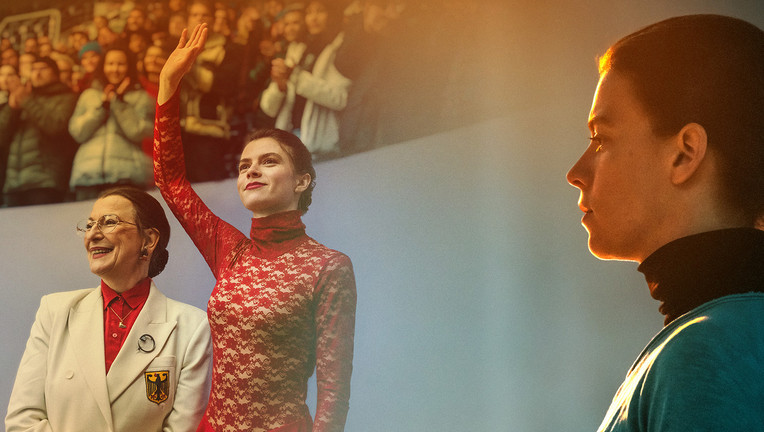 BU: Frau Müller (Dagmar Manzel) und Kati Witt (Lavinia Nowak)

Copyright: Stanislav Honzík / Odeon Fiction/ [M] Irenaeus Herok 