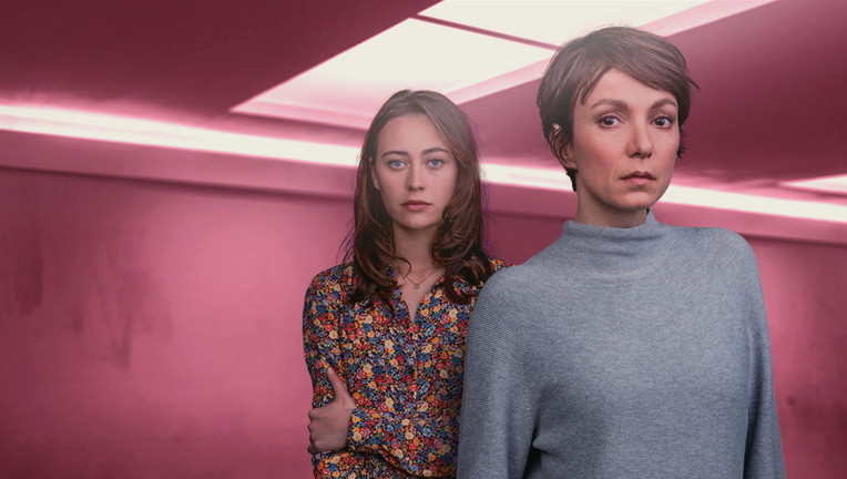 Im Pink Room versucht Karla Eckhard (Julia Koschitz, r.) ein Gespräch mit Anna Lobrecht (Mercedes Müller) zu führen, die sich selbst eines Mordes bezichtigt hat.
ZDF/Petro Domenigg / [M] ORF ; FeedMe