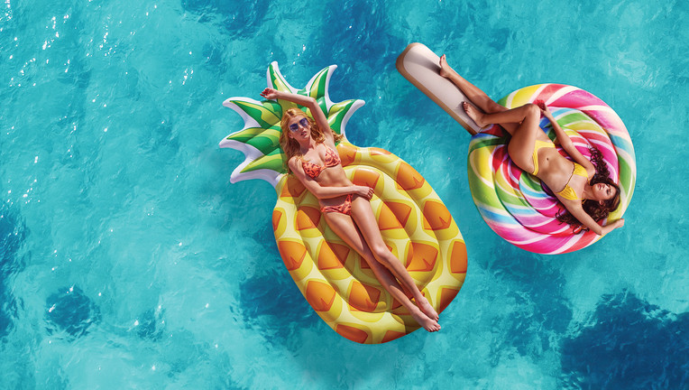 von links: Chloe (Katherine McNamara), Melanie (Jasmine Sky Sarin) // ZDF/Connect3 Sugar Productions Inc.