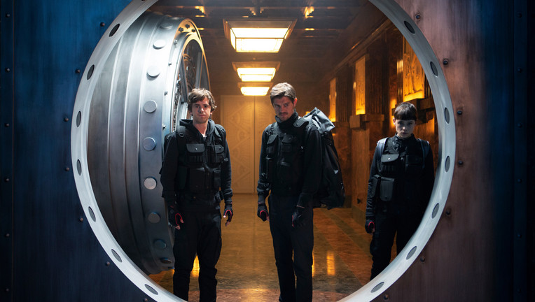 Thom, l. (Freddie Highmore), James, M. (Sam Riley) und Lorraine, r. (Àstrid Bergès-Frisbey) brechen in den Tresorraum der Bank von Spanien ein. / Nutzung des Bildes nur in Verbindung mit der Sendung inkl. Social Media