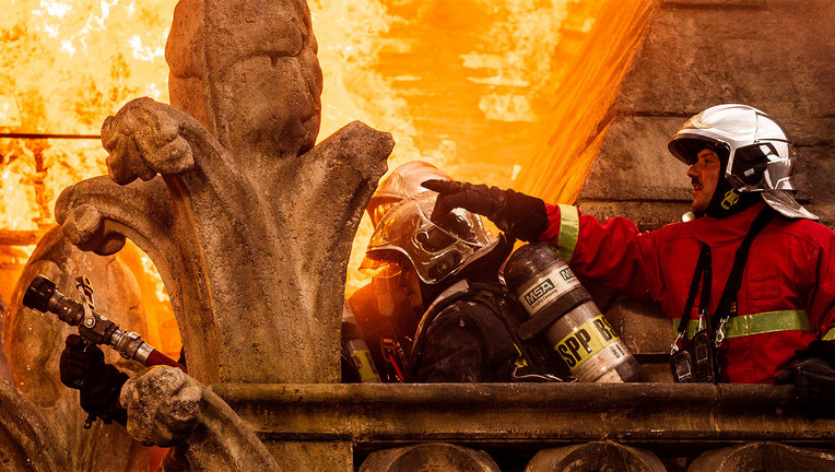 Feuerwehr-Chef Jordan (Jules Sadoughi, r.) gibt die Einsatzbefehle.
ZDF/Mickaël Lefevre©BSPP