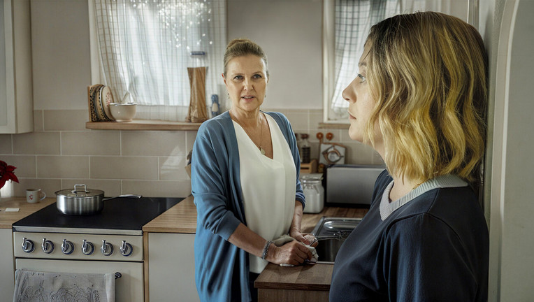 Das Gespräch zwischen Anne Schuchardt (Katharina Böhm, l.) und ihrer Tochter Helen (Hanna Plaß, r.) in Annes Küche kommt nur schleppend in Gang.
ZDF/Hendrik Heiden