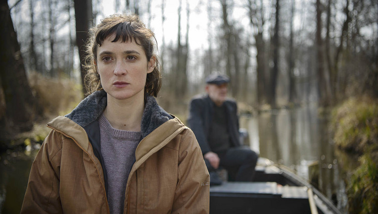 Kommissar Krüger (Christian Redl) und Maja Wichmann (Friederike Becht), auf dem Weg zu Micha Zander.
ZDF/Armin Thomaß