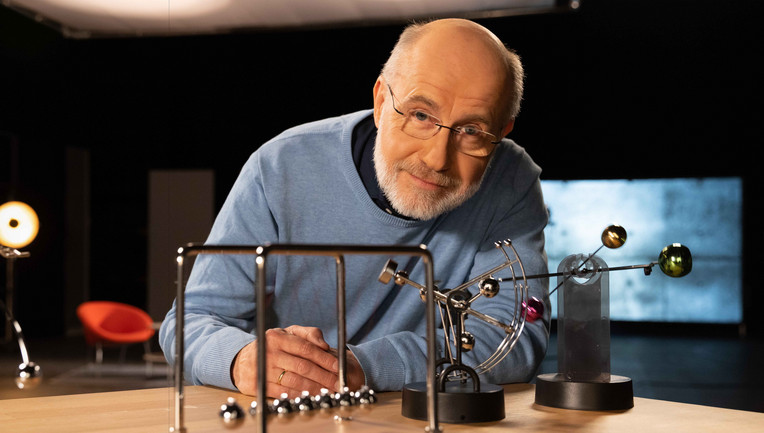 Harald Lesch an einem Perpetuum-Mobile: Es ist ein uralter Traum der Menschheit, eine Maschine zu bauen, die ohne jede äußere Energiezufuhr die ganze Zeit am Laufen bleibt.
ZDF/Hans Jacobi